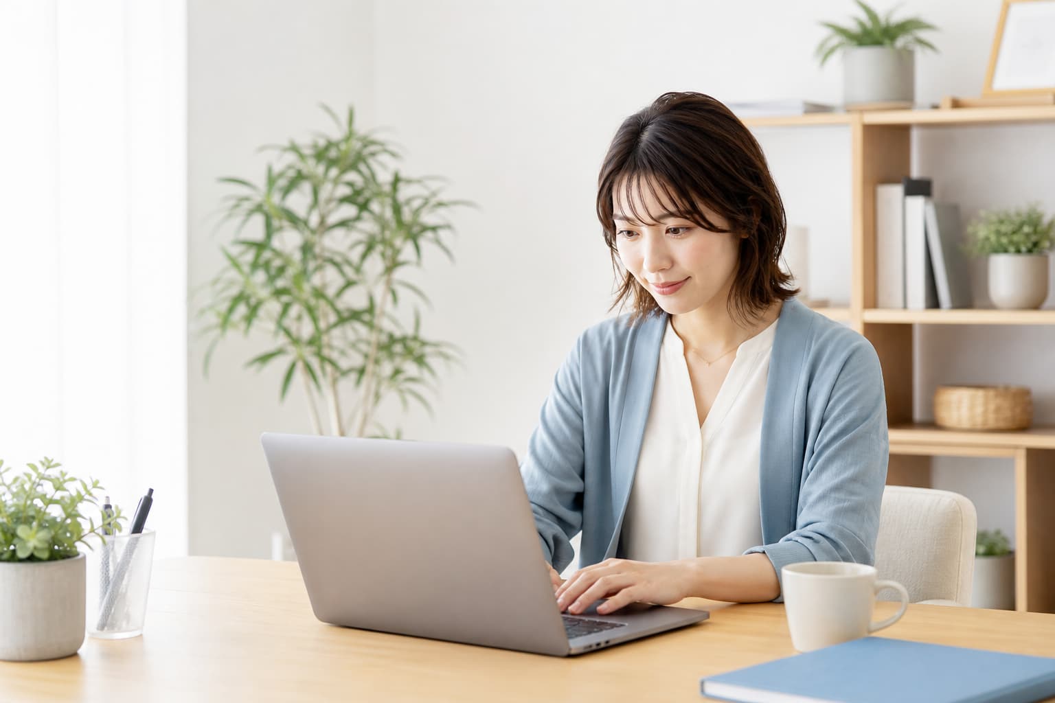 パソコンでサイト相談をしている女性