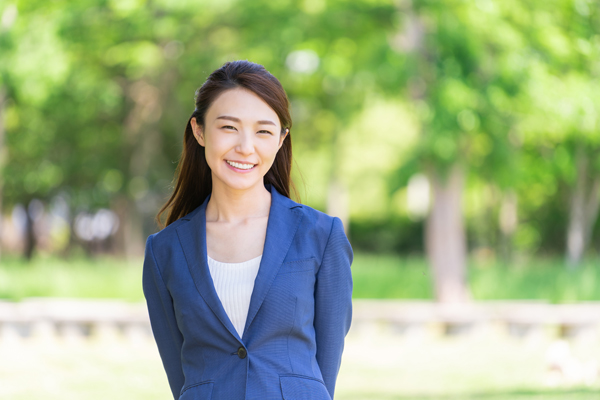 笑顔の女性（切り抜き前サンプル）