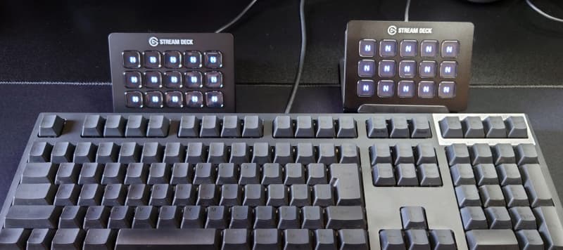 Elgato Stream Deck 2台をキーボード奥に設置