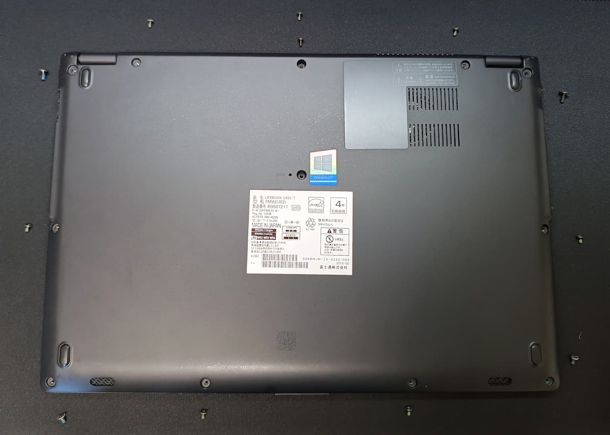 LIFEBOOK U938 裏ブタを外す