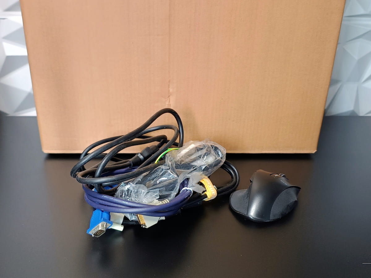 使用しなくなったケーブル類やマウス