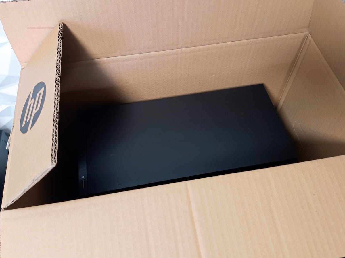 PC購入時の段ボールに本体を入れる