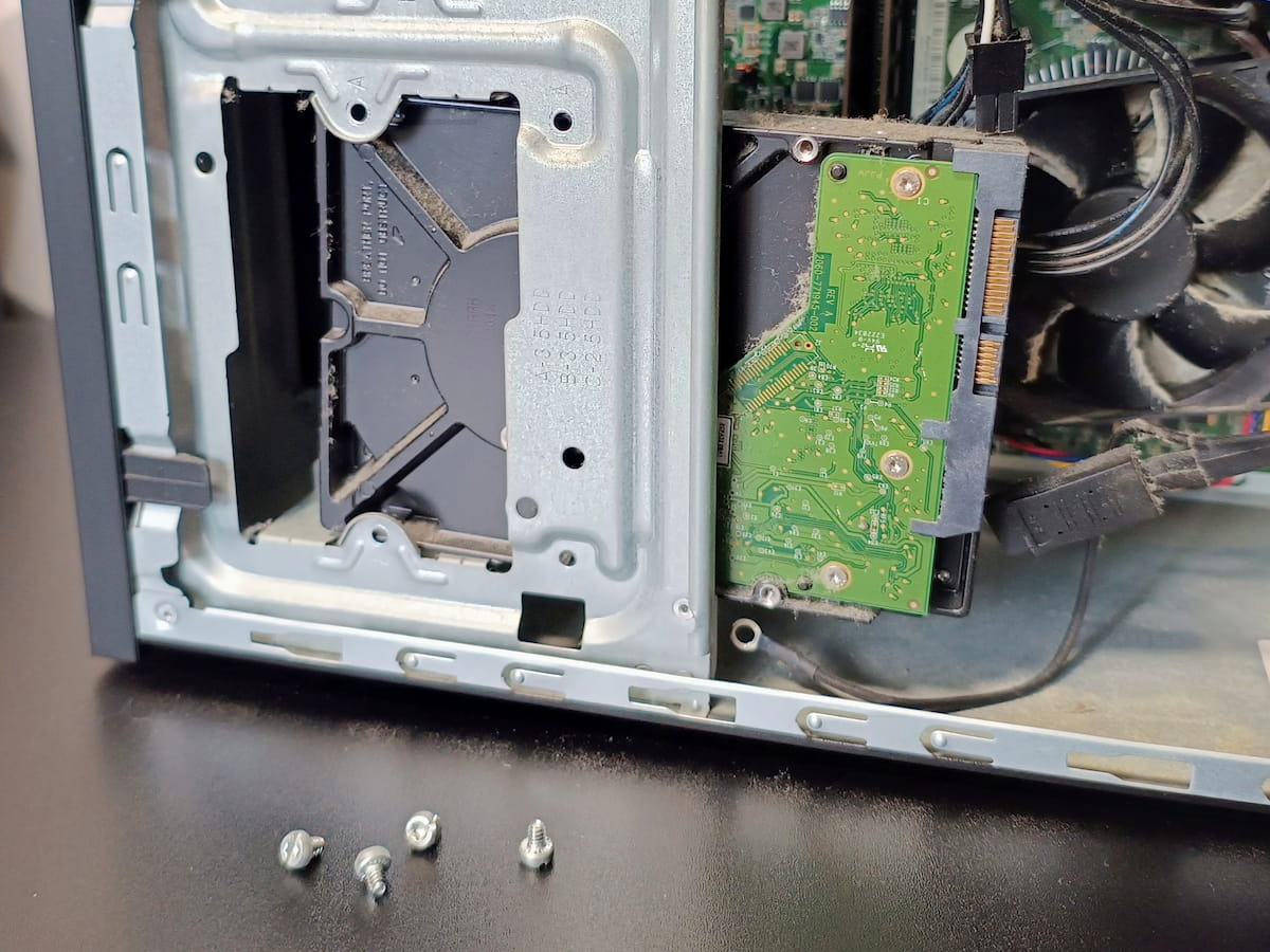 HDD ネジを外して固定を解除