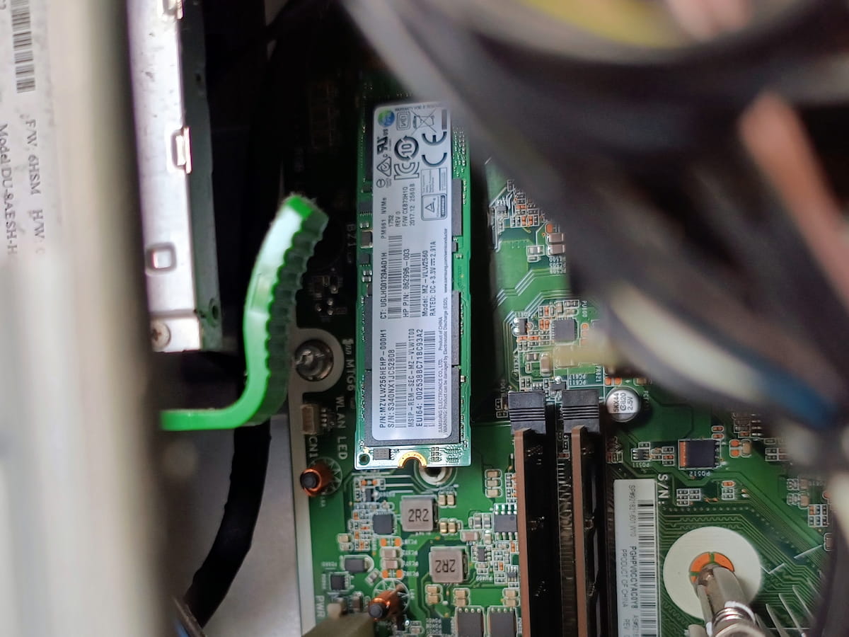 SSDのネジを外したところ