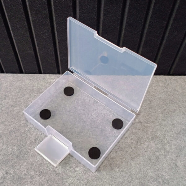 ケースの中にクッションスポンジを貼る