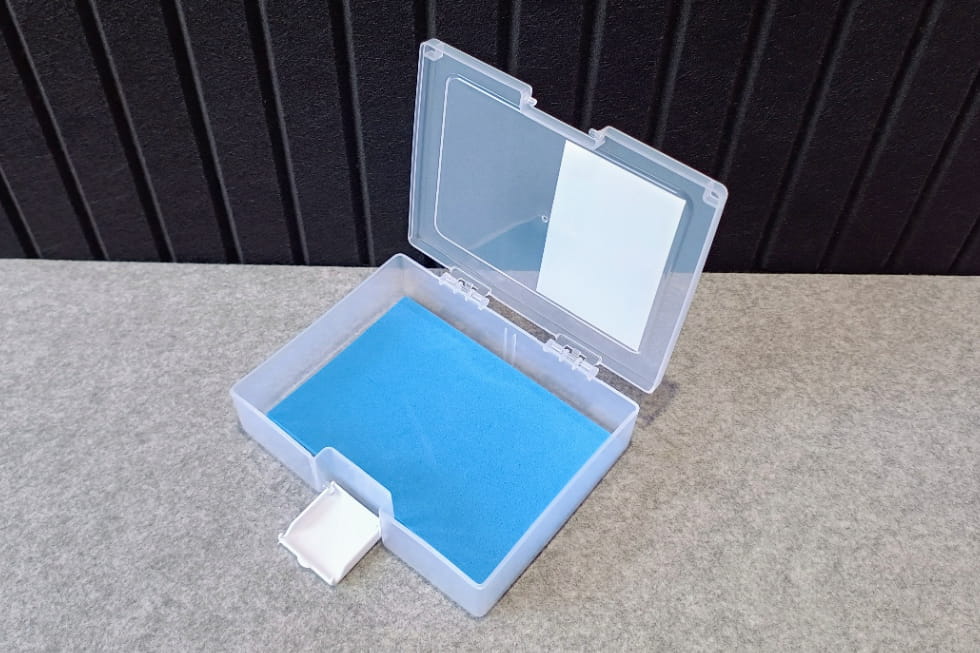 ハガキケースにEVAクッションシートを敷いたところ