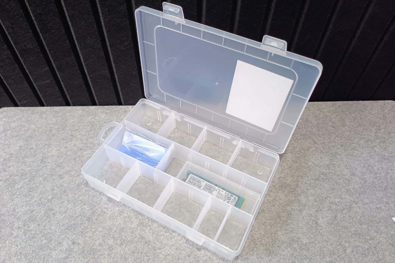 ダイソーセクションケースにSSDとサーマルパッドを収納したところ