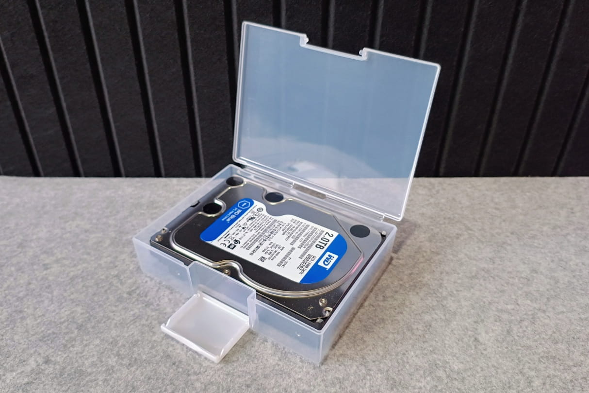 ハガキケースに3.5インチハードディスクを入れたところ