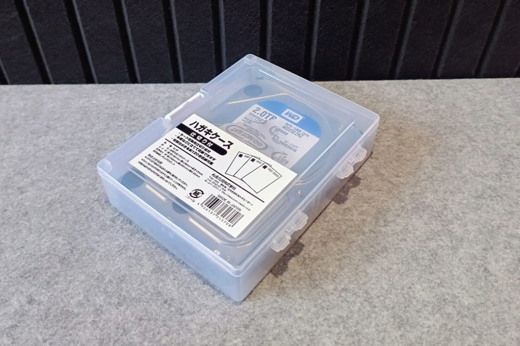 ダイソーで購入した和泉化成のハガキケースにハードディスクを入れたところ
