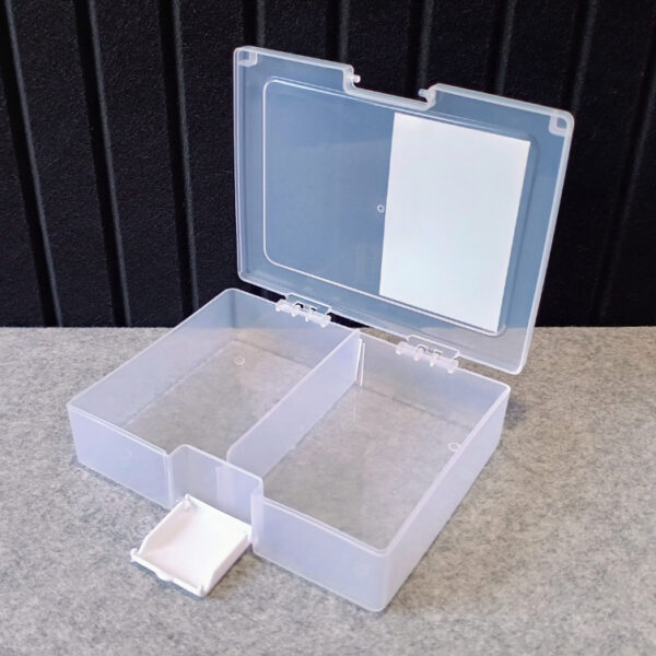 和泉化成のハガキケースは中央に仕切りがあります