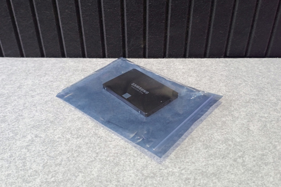 2.5インチSSDを帯電防止袋に入れたところ