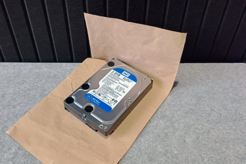 ハードディスクを紙でつつむ